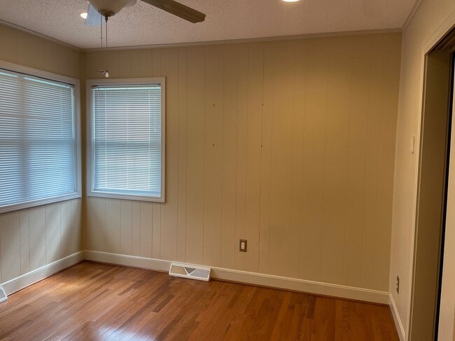 Building Photo - Beautiful 2 Bed, 1 Bath Brick Home in coun...