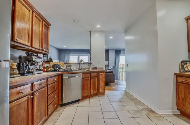 Building Photo - 340 THE Prom