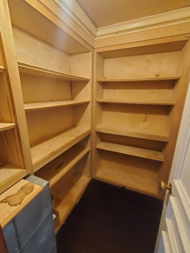 Building Photo - 633 Moulton St E