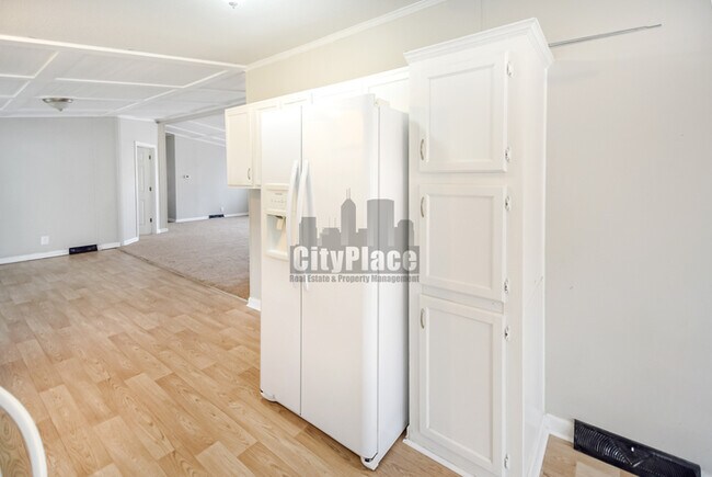 Building Photo - 2841 W Ray St