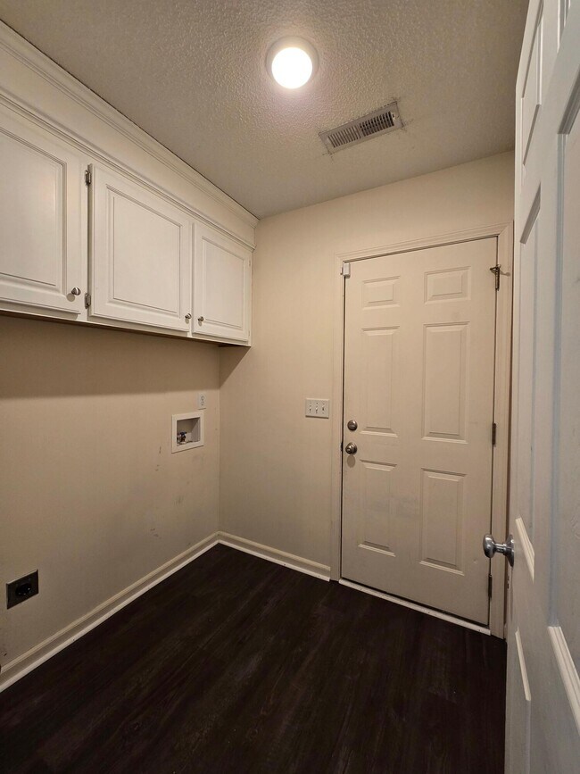 Building Photo - 3682 Beacon Dr