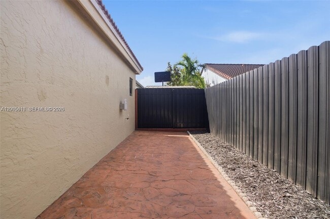 Building Photo - 561 SW 87th Ct