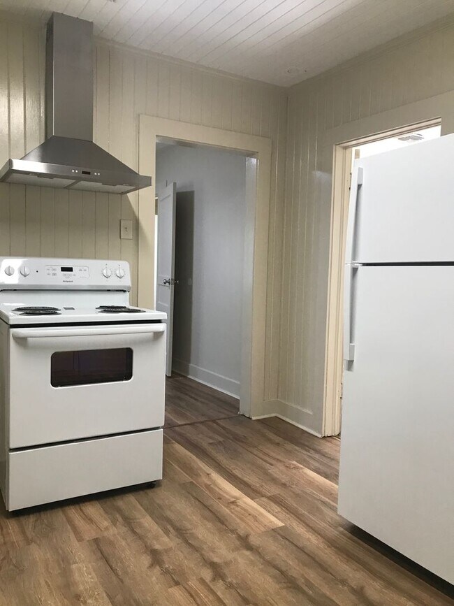 Building Photo - 2 bedroom 1 bath home for lease