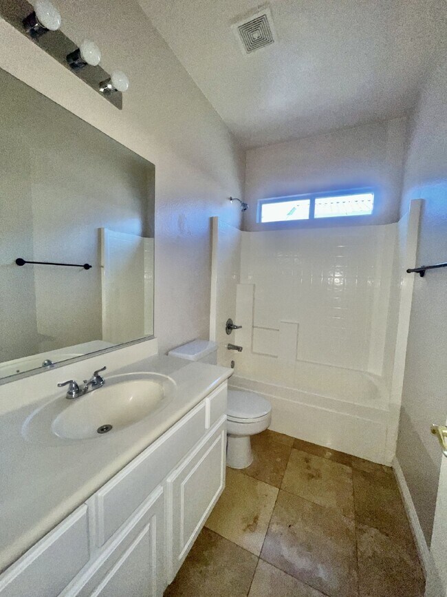 Building Photo - Stunning 3 bedroom 3 bath with dual primar...