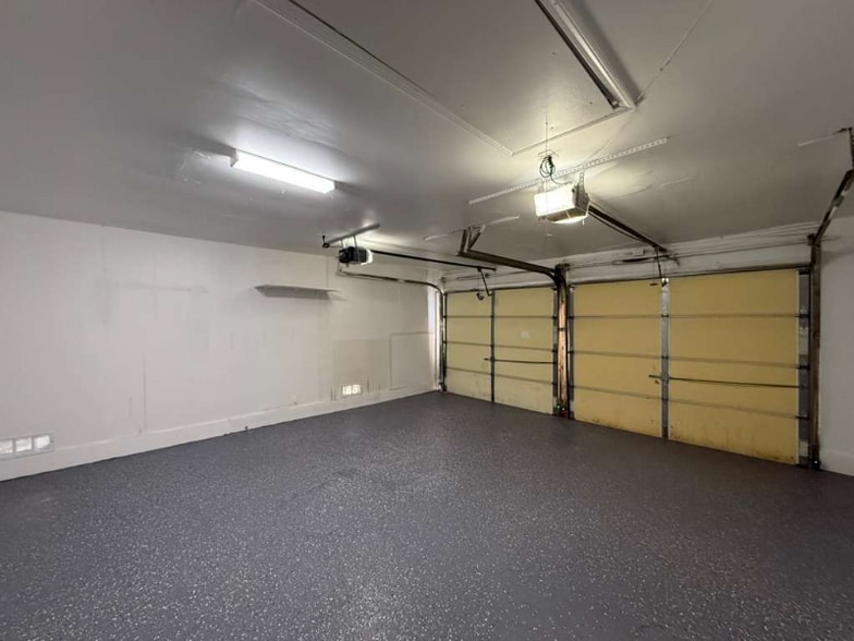 Building Photo - 5419 Lk Grv Dr