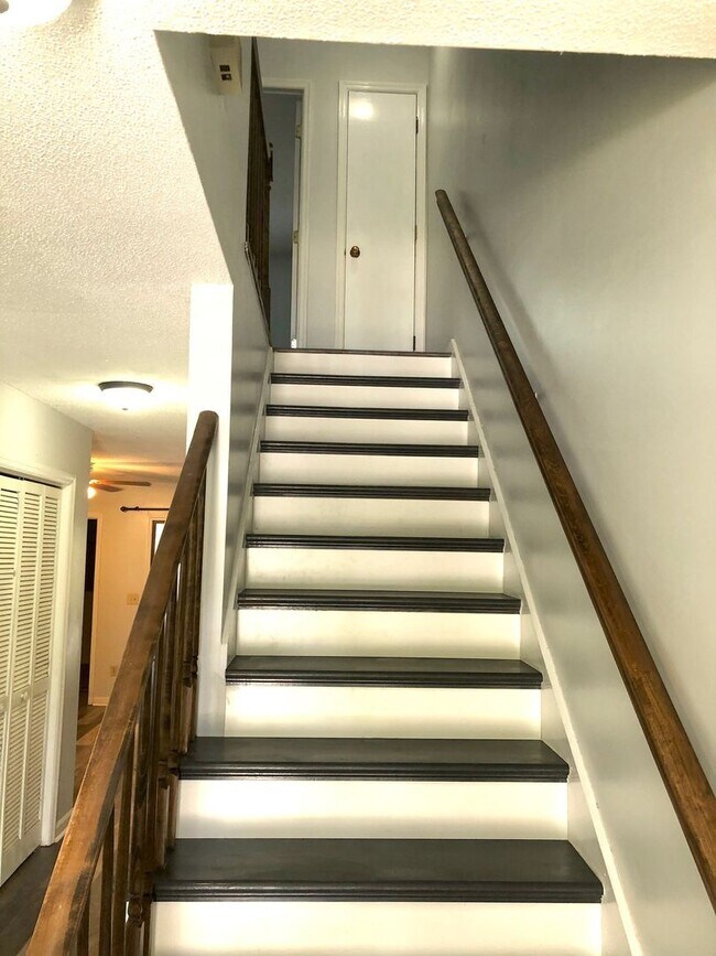 Building Photo - Available 9/15. Beautifully Remodeled Town...