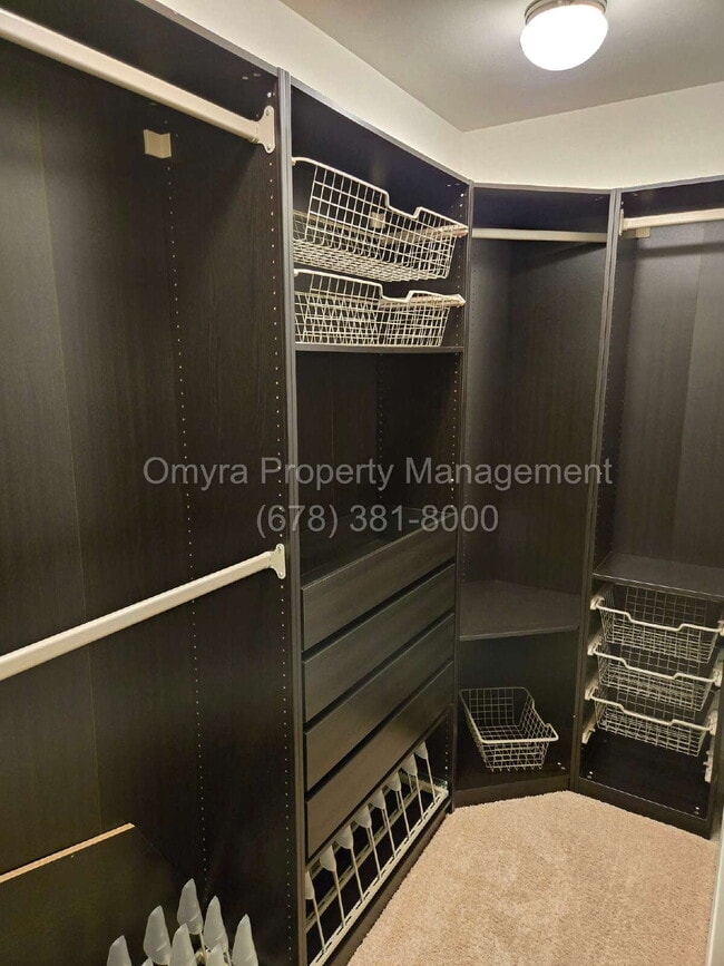 Building Photo - Gorgeous Townhouse near Ansley Mall!