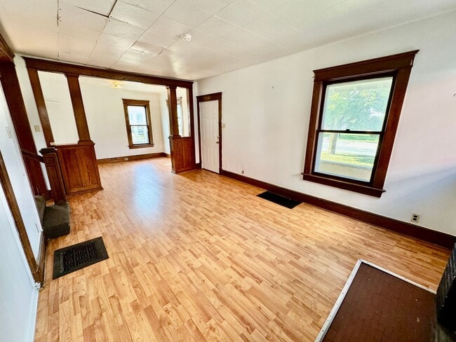 Building Photo - 4 Bedroom House Across from EMU! Available Fall 2026