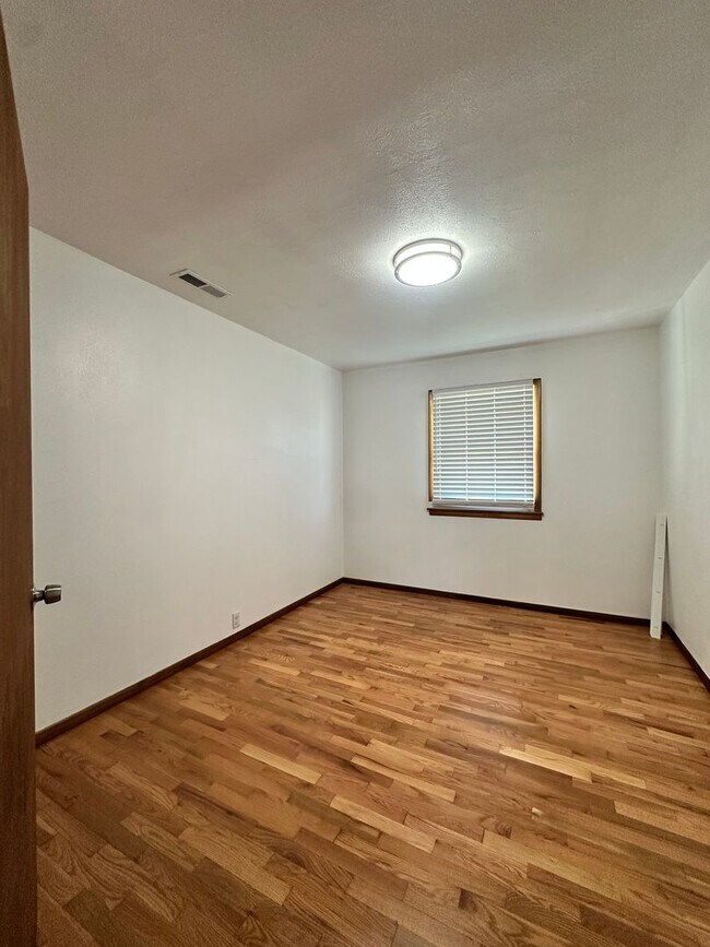 Building Photo - 3 Bedroom 1 Bath home * Owner Updates $600 OFF FIRST MONTHS RENT