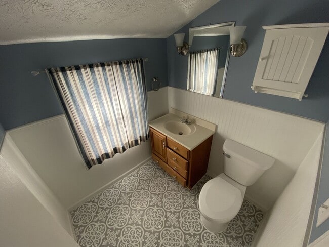 Building Photo - CENTRALLY LOCATED THREE BEDROOM HOUSE IN H...