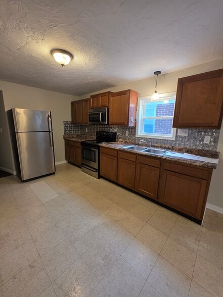 Building Photo - 324 3rd St