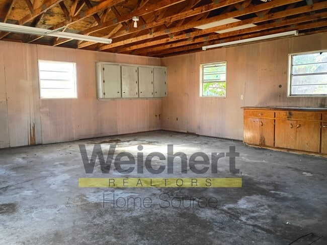 Building Photo - 3-Bed Home with Great Garage/Shop & Conven...