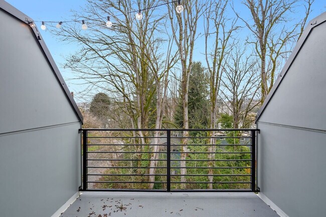 Building Photo - 3843 20th Ave SW