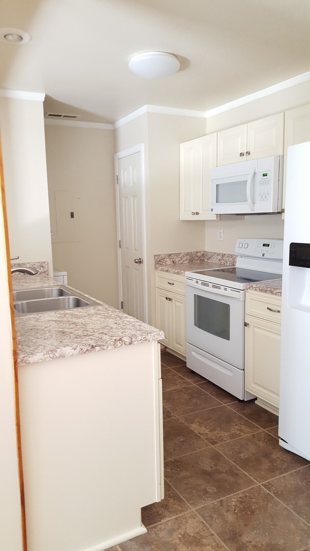 Building Photo - 2 bedroom Condo close to Military Bases and Shore Dr