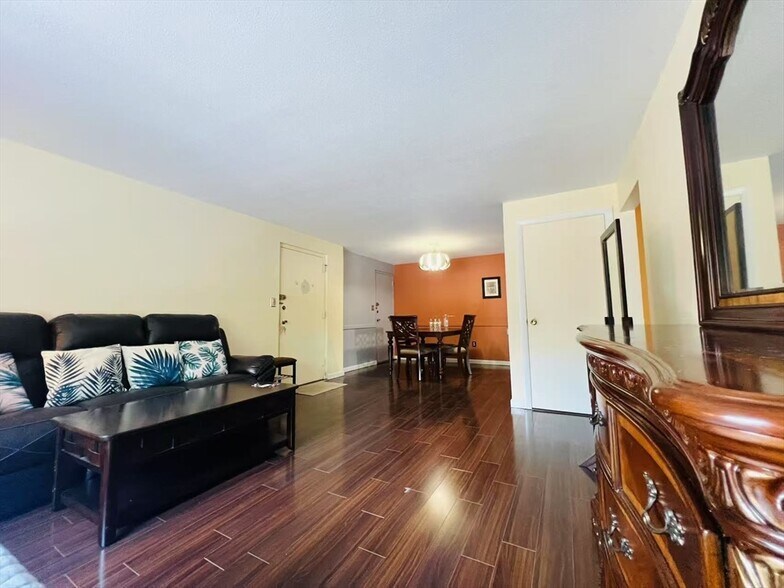 Building Photo - B5 Colonial Dr