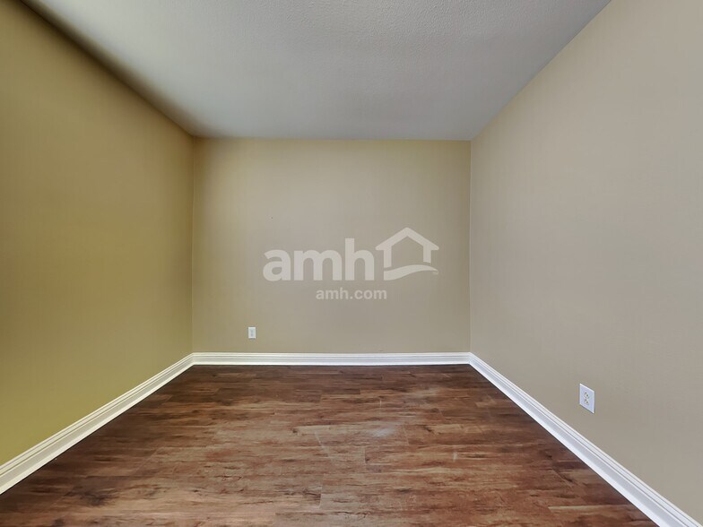 Building Photo - 853 Colonial Way