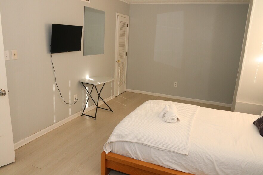 Second floor bedroom 1 - 19315 Roscommon St