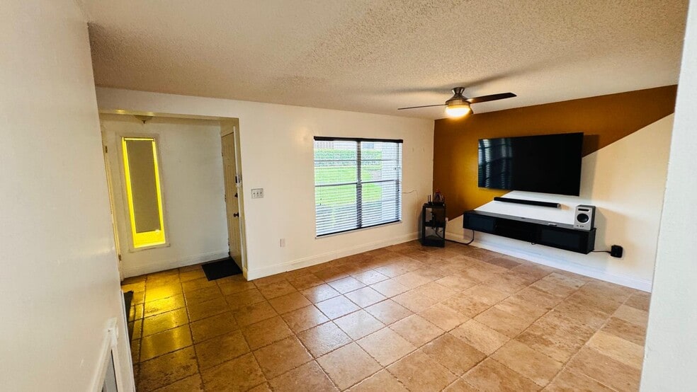 Building Photo - 600 Waverly Ln