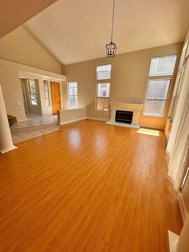 Building Photo - Great 4 bedroom Moorpark Home in Great Nei...