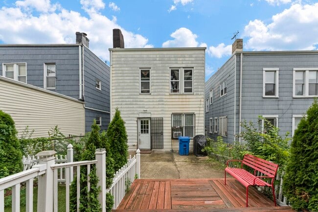 Building Photo - 296 Pearsall Ave
