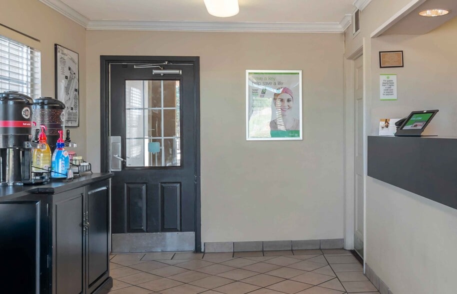 Building Photo - Furnished Studio-Kansas City - Shawnee Mission