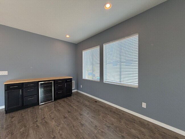 Building Photo - Georgous Three Bedroom Home in Reunion with Private Office, Loft & Chef’s Kitchen!