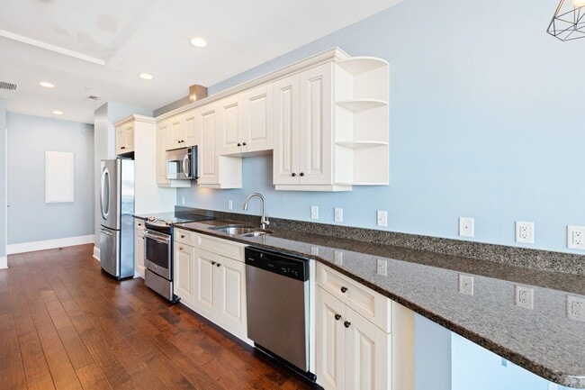 Building Photo - Stunning Studio Apartment with Spectacular...