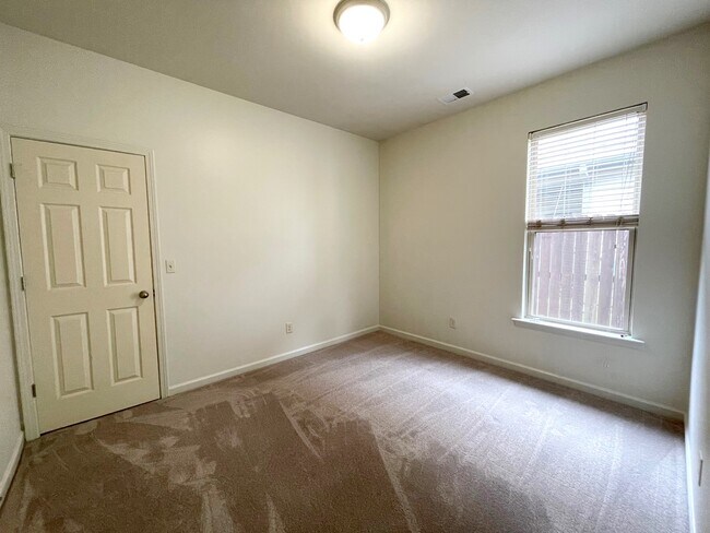 Building Photo - 1091 Washington Dr