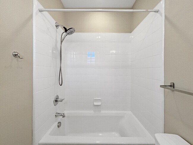 Building Photo - Stunning 3B/3.5BA Townhouse in Mission Val...