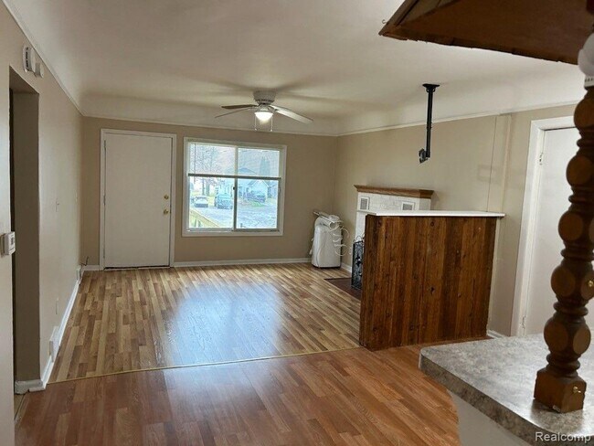 Building Photo - 832 Farnsworth Rd