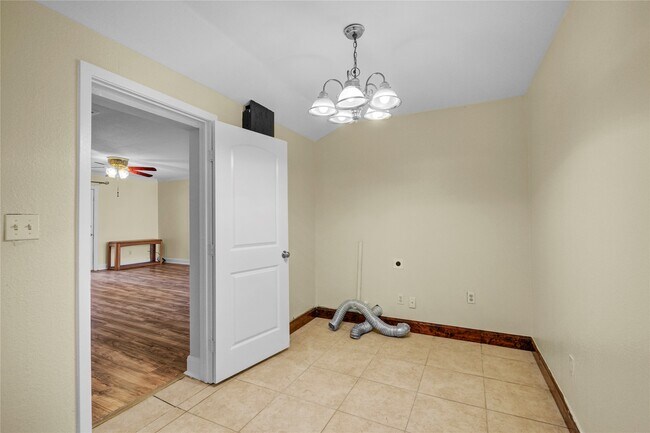 Building Photo - 8565 Ridgepoint Dr