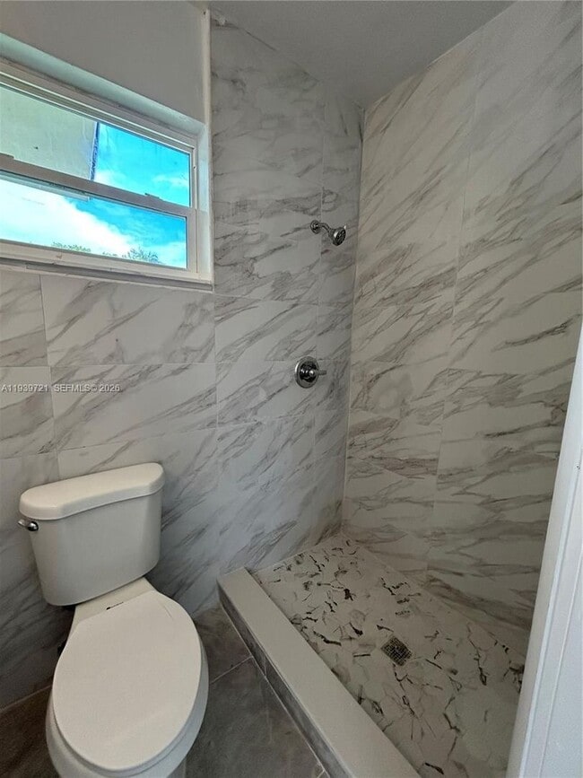 Building Photo - 15020 NE 6th Pl