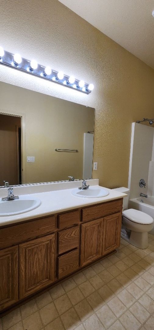Building Photo - Beautiful Ideal Family Home: 3 Bedrooms, 2...