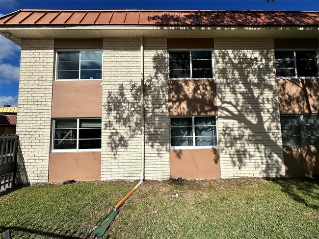 Building Photo - 12 NE 19th Ct