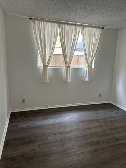 Building Photo - 4201 McLaughlin Ave