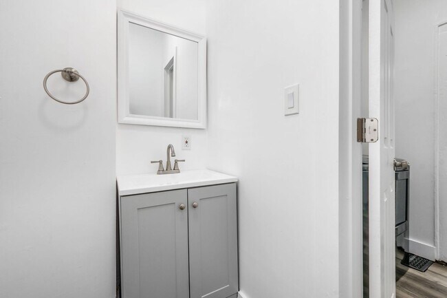 Building Photo - Fully renovated...extra half bath...laundr...