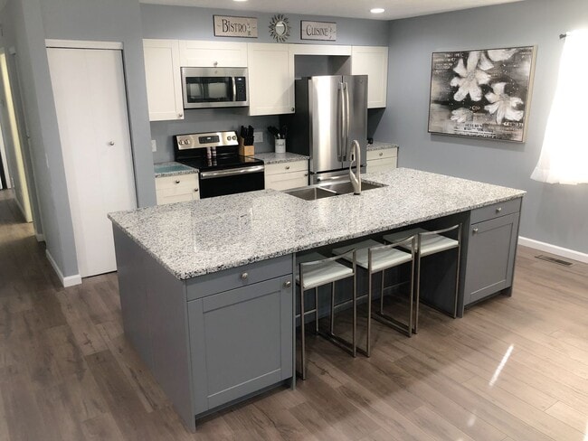 Building Photo - Fully Furnished Short-term rental Includes internet, cable, washer, dryer, etc