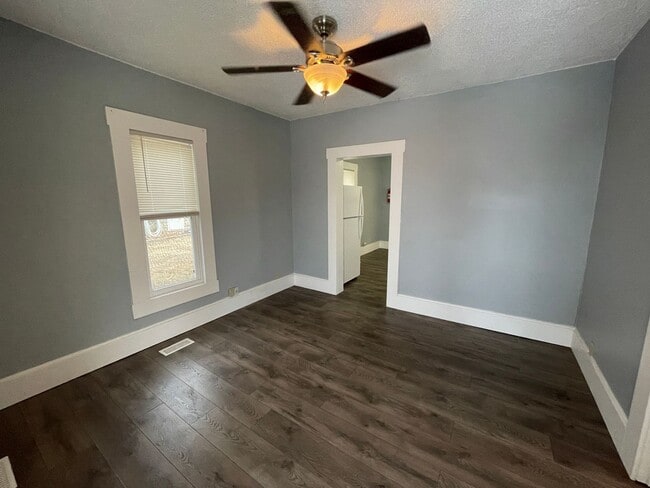 Building Photo - 2 Bedroom 1 Bathroom Home