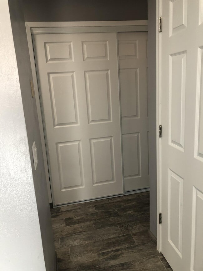 Building Photo - 2601 W Broadway Blvd