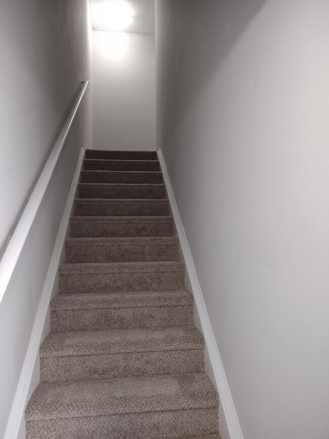 Building Photo - GREAT Four Bedroom Home Located in the Sum...