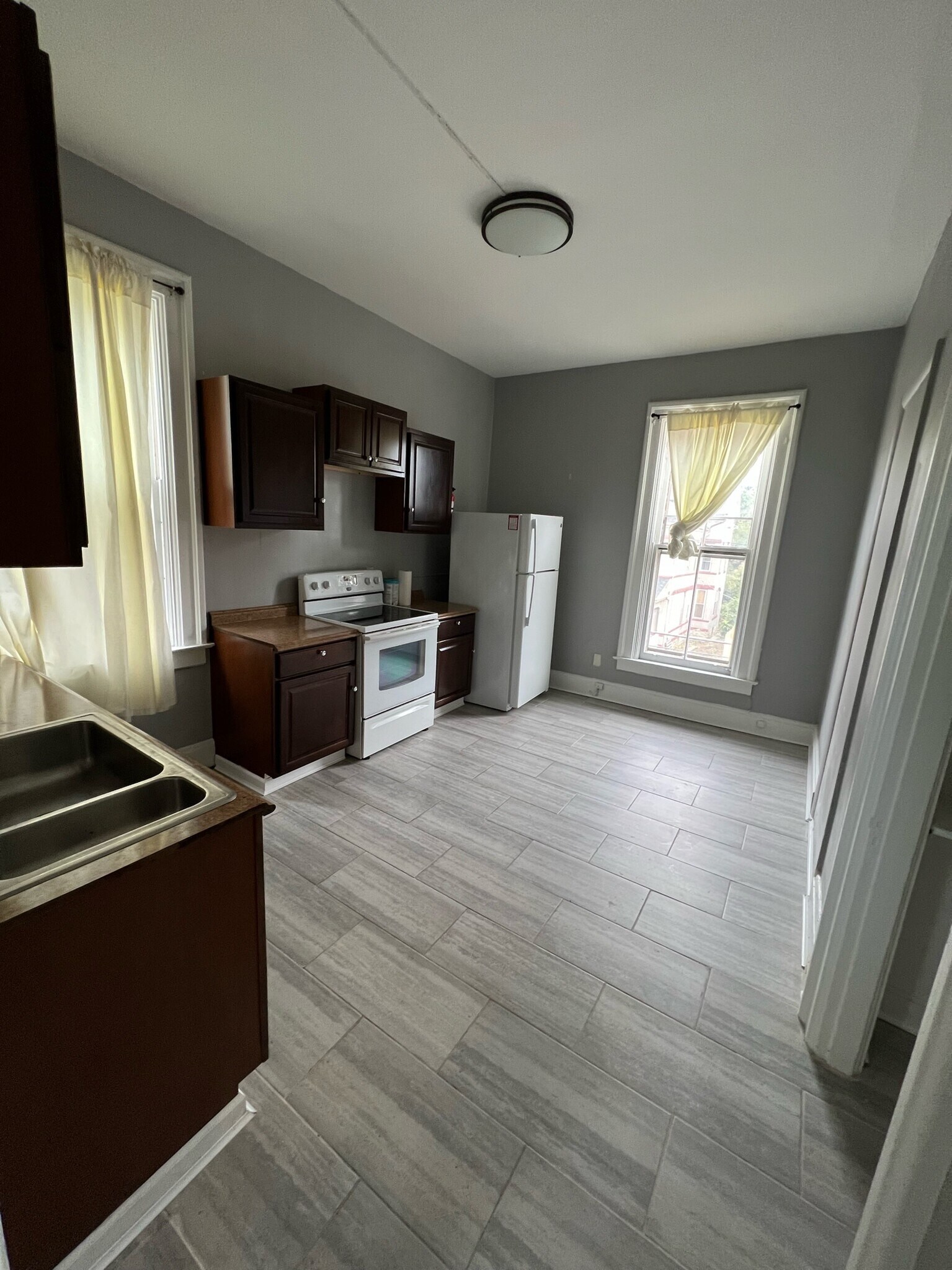 Building Photo - 832 Oak Street