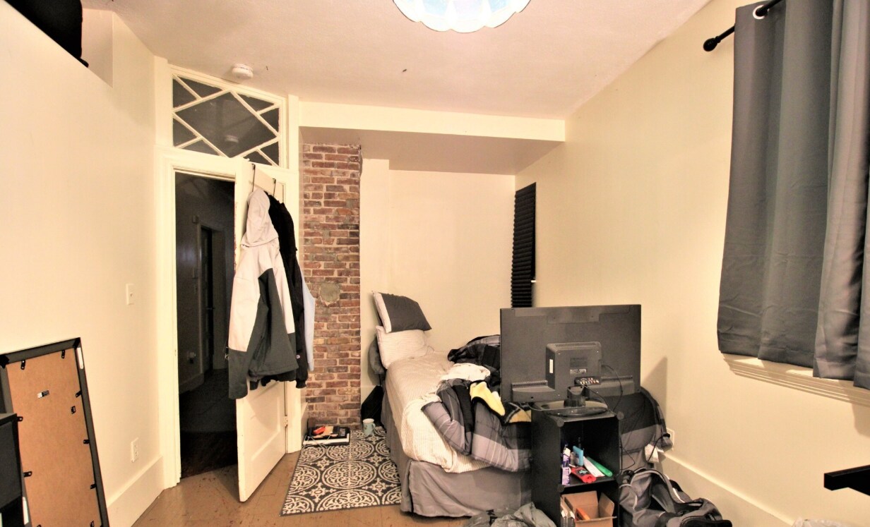 Building Photo - 53 Lawn St