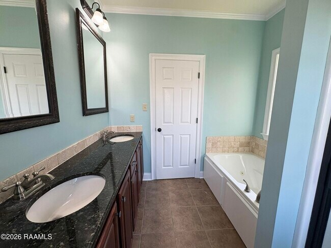 Building Photo - 120 Mirada Ln