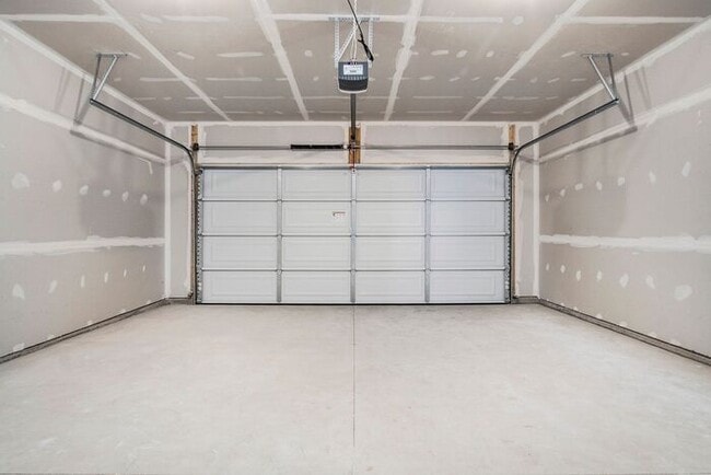 Building Photo - 15901 Cedar Dr