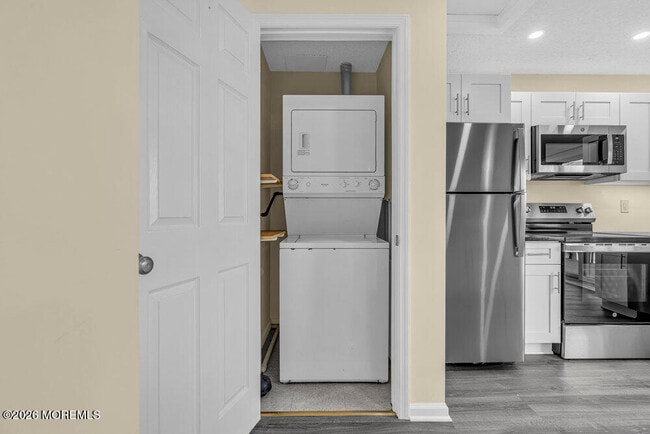 Building Photo - 290 N Main St