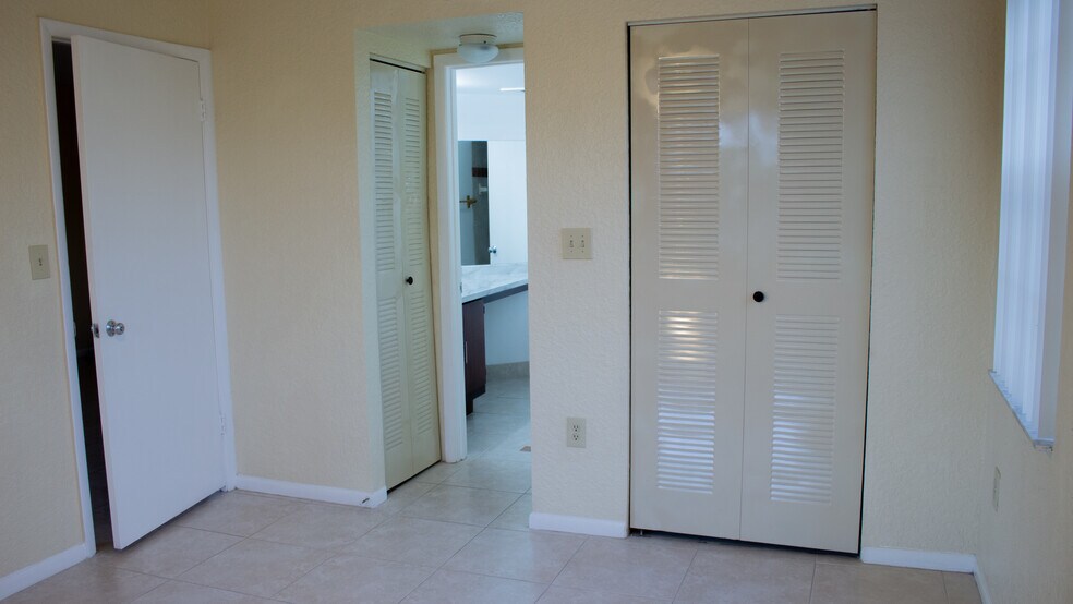 Building Photo - 2861 N Oakland Forest Dr