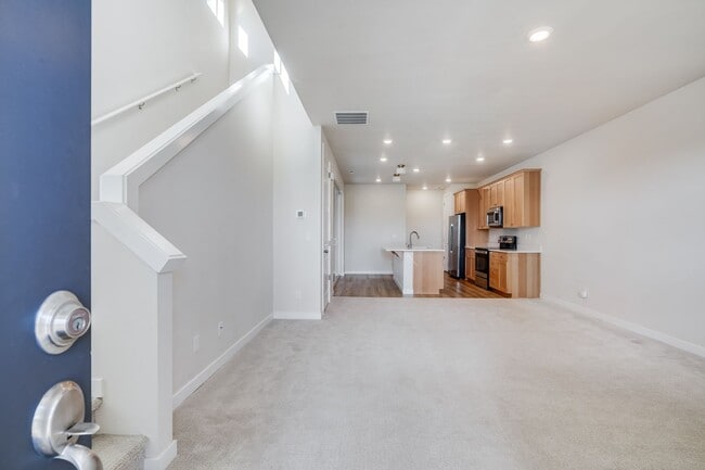 Building Photo - Beautiful 3 Bed, 3 Bath Rental Home in Hil...