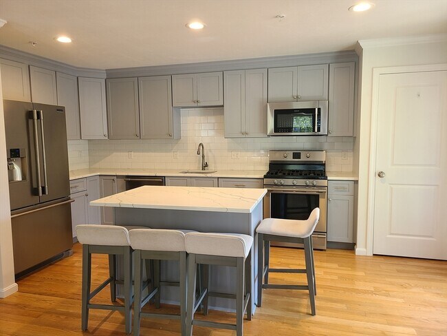 Building Photo - 138 Elm St