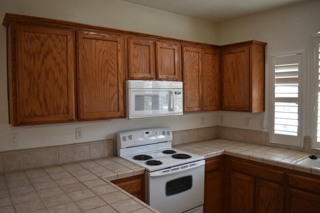 Building Photo - 805 Vía Rosa