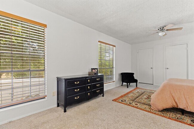 Building Photo - 600 Pin Tail Ln